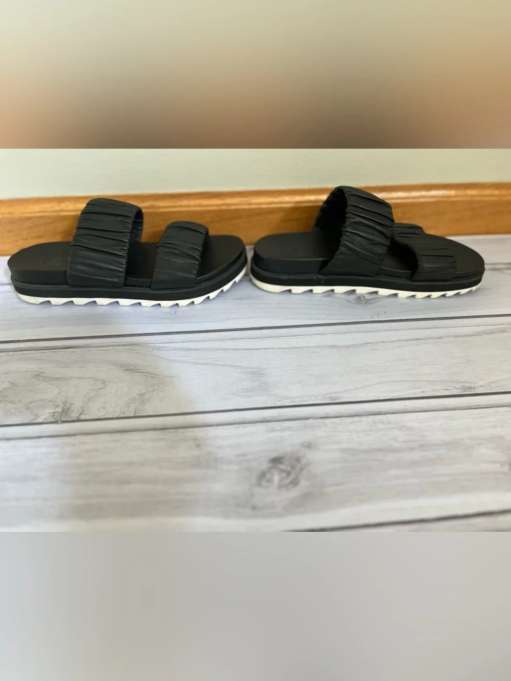 Women’s Sorel black Roaming 2 ruched strap slip on slide sandal. Size 7.5